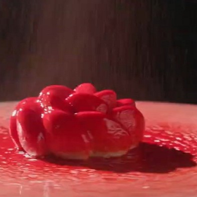 glaziranje sladice s sprejem na rotirajočem se podstavku