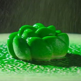 glaziranje sladice z zelenim mirror glaze sprejem