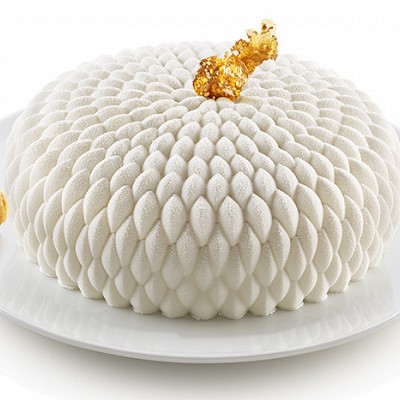 posebna torta izdelana s silikonskim kalupom, sprejena z velvet sprejem