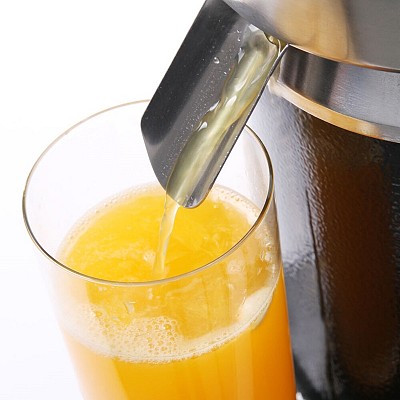tek čistega pomarančnega soka
