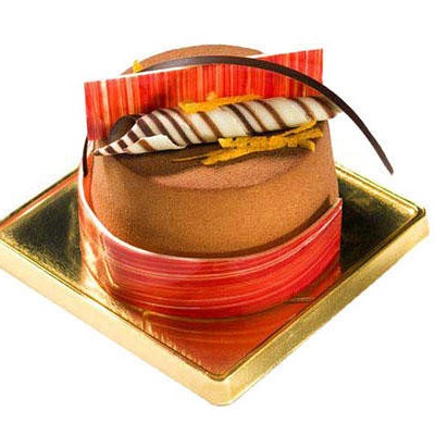 slaščica na zlatem pladenjčku s čokoladno dekoracijo na vrhu