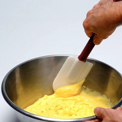 mešanje s silikonsko špatulo