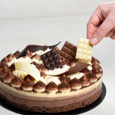 mini čokoladne tablice med dekoriranjem torte