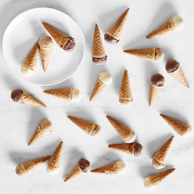mini korneti napolnjeni z biskvitom in obliti z oblivom