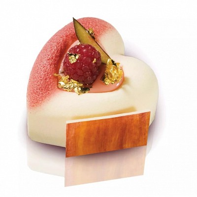 moderna sladica v obliki srca okrašena z zlatimi lističi