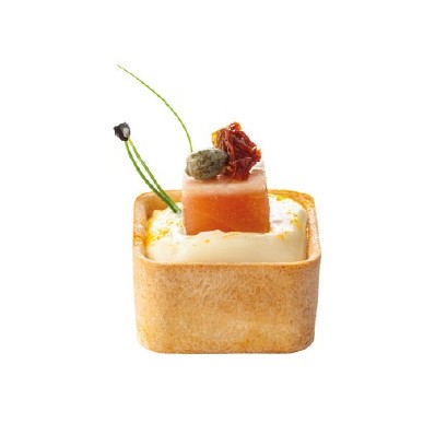 izdelan kanape v kvadratni košarici