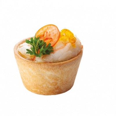 napolnjena fingerfood posodica s škampi in peteršiljem