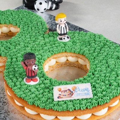 otroška torta na temo nogometa za osemletnika