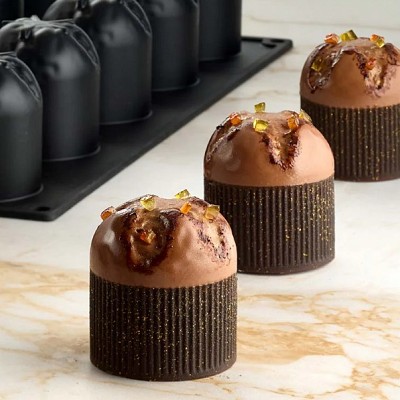 sladica mini panettone z modelčkom v ozadju