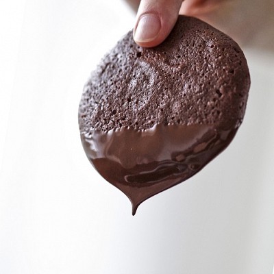 pomakanje piškota v čokolado