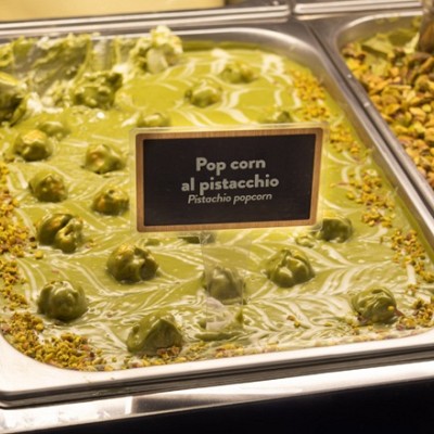 pistacijev preliv s kokicami lahko uporabite tudi na kremino sladoledu