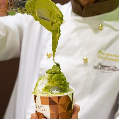 preliv pop corn s pistacijo na sladoledu