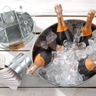 pogled na posodo z ledom in šampanjci na mizi
