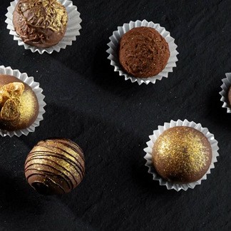 čokoladne praline posute z zlatim prahom