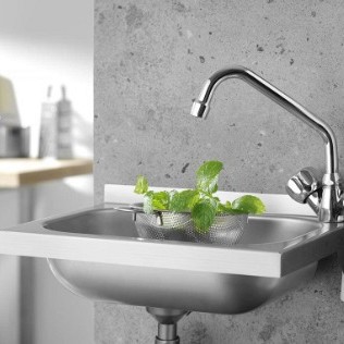 primer montaže stenskega inox umivalnika