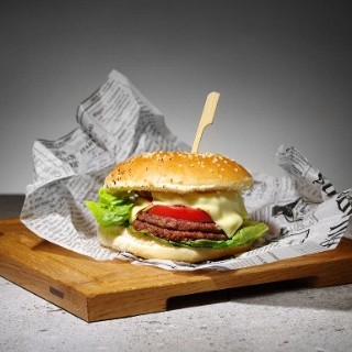 hamburger na kvadratni leseni deski