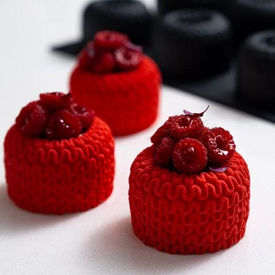 rdeče obarvane sladice izdelane z modelom regalia