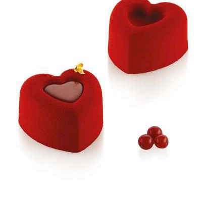 z velvet sprejem okrašena sladica za valentinovo