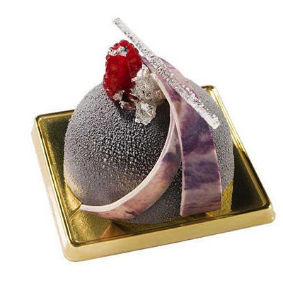 polkrožni desert na pladnju izdelan z dekoracijo in velvet sprejem