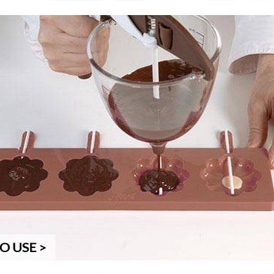 nato nalijte tekočino ali stopljeno čokolado in vse skupaj ohladite