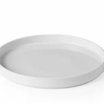 srednje velik porcelanast krožnik z visokim robom
