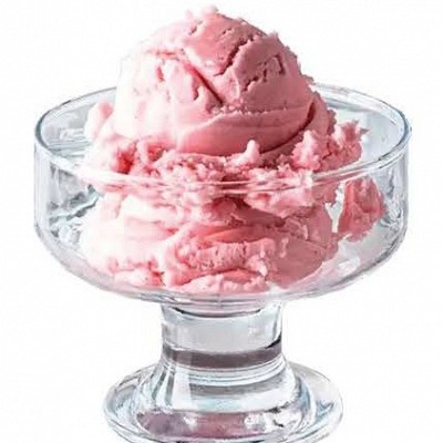 steklena skleda za postrežbo sladoleda ice cream napolnjena z jagodnim sladoledom