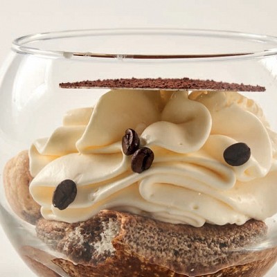 sladica v kozarcu dekorirana s stepeno smetano