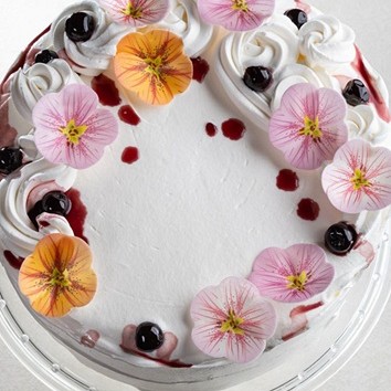 torta okrašena s posebnimi rožicami