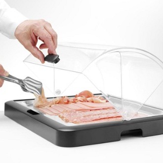 jemanje narezka iz hladilne vitrine