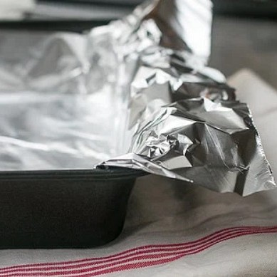 ovijanje pekača v aluminijasto folijo