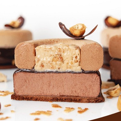 sladica napolnjena z namazom s hrustljavimi koščki