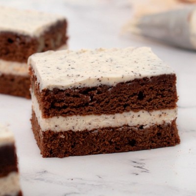 biskvit obmazan z velo kremo