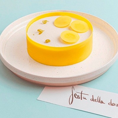 torta posprejena s silk velvet sprejem v beli barvi