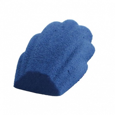 v temno moder žametni oklep ujeta slaščica