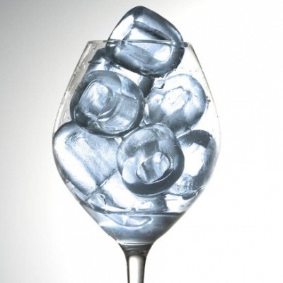 votle ledene kocke v kozarcu