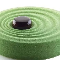 zelen velvet sprej na okrogli torti