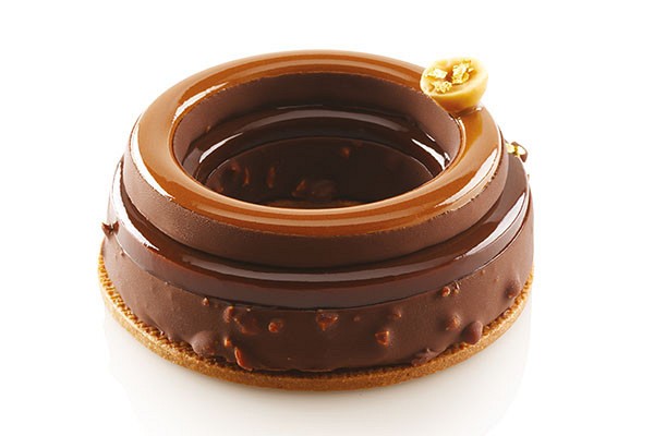 okrogla torta v obliki prstana