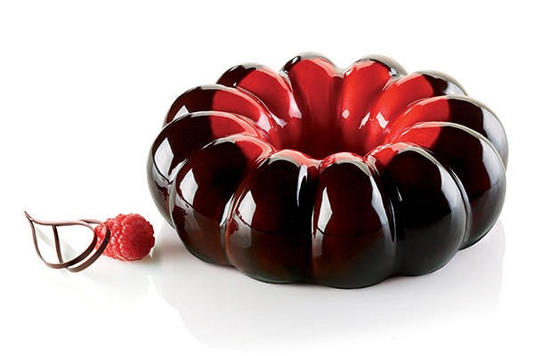 perfektna okrogla slaščica kjer se na vrhu ločujeta čokoladni in jagodni preliv