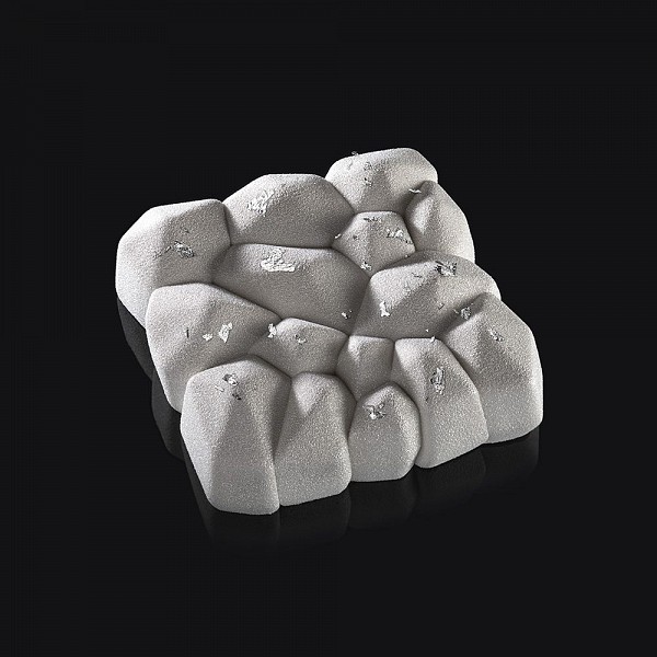 posebna kamnita struktura je glavna značilnost tega silikonskega modela za torte