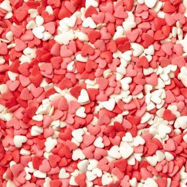 sladkorni srčki v beli, roza in rdeči barvi za dekoriranje sladic