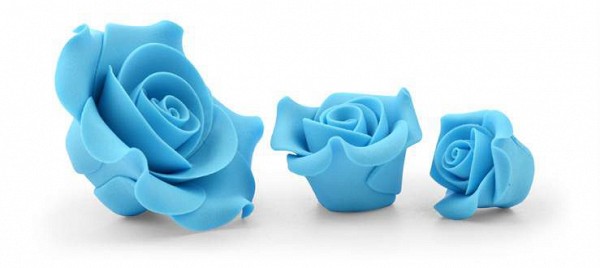 modre sladkorne vrtnice za dekoriranje tort