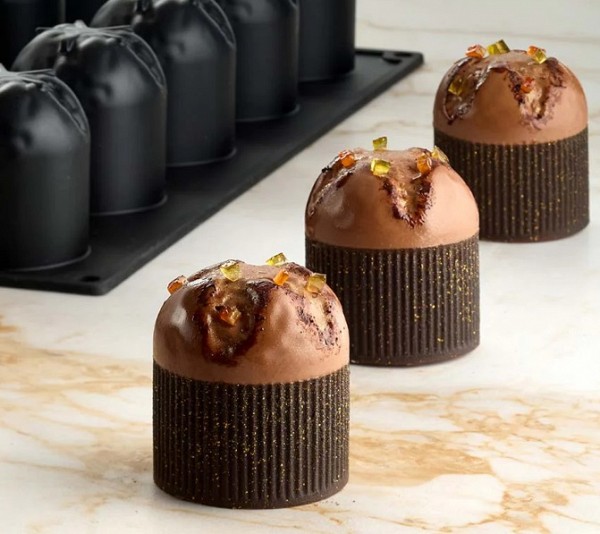sladica mini panettone z modelčkom v ozadju