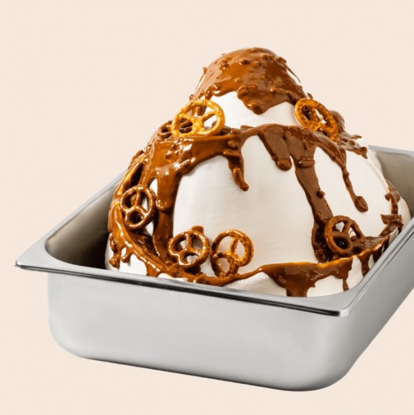 sladoledni preliv z okusom karamele in dodatkom prestic