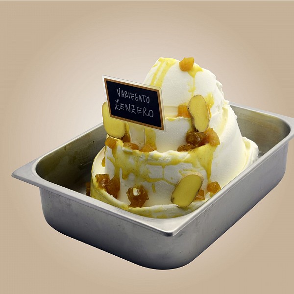 ingverjev sadni preliv s svojo zlato barvo na belem sladoledu