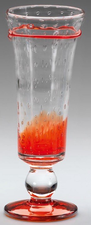 steklen kozarec z oranžnim dekorjem