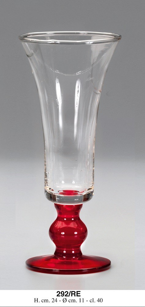 pecljat kozarec iz stekla in rdečim pecljem