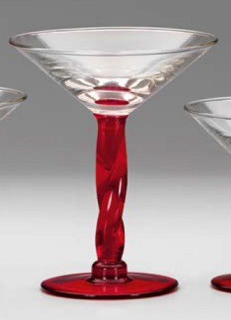 steklen kozarec z živo rdečim pecljem