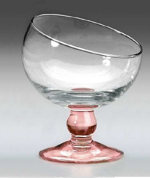 nagnjen steklen kozarec z roza pecljem in podstavkom