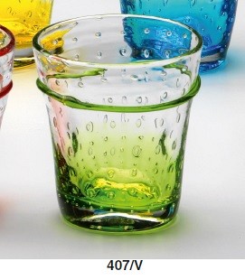 steklen kozarec z zeleno obarvanim dnom