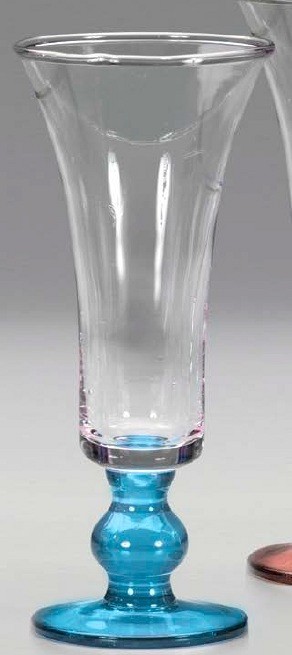 visok stekleni kozarec z modrim pecljem in podstavkom